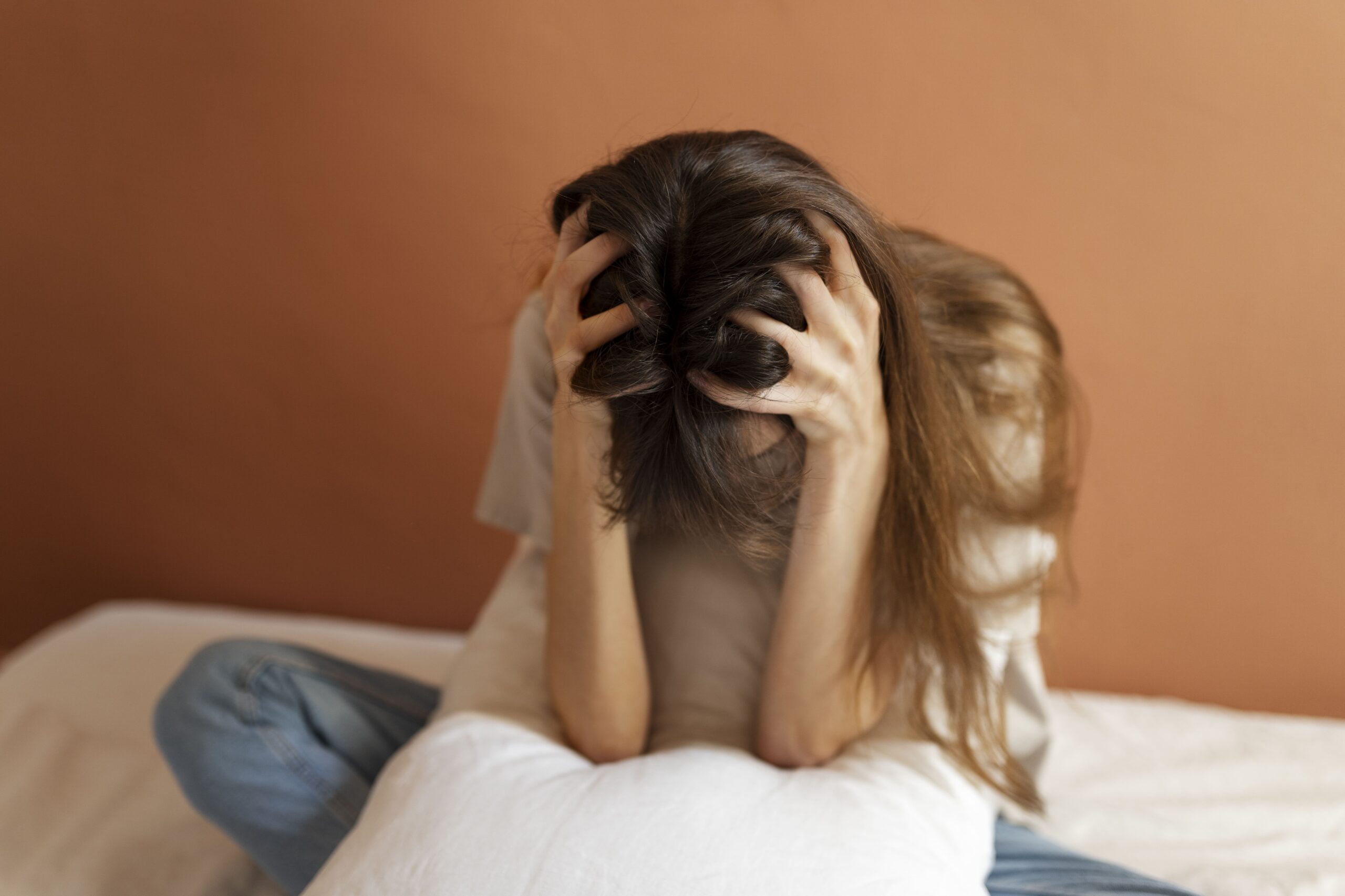 insecure-woman-home-high-angle (2) Enfrentar el estrés y la ansiedad